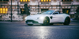 Beitragsbild des Blogbeitrags Speed-Date mit dem Aston Martin Vantage V8 Roadster!