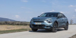 Beitragsbild des Blogbeitrags Überzeugt der Citroën ë-C4 Shine im Test? 