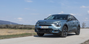 Beitragsbild des Blogbeitrags Überzeugt der Citroën ë-C4 Shine im Test?