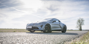 Beitragsbild des Blogbeitrags Die Alpine A110S im Test – ein echtes Fahrerauto!
