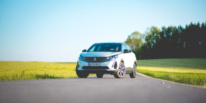 Beitragsbild des Blogbeitrags Der 2021 Peugeot 3008 GT Pack Hybrid4 300 EAT-8 im Test! 