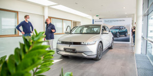 Beitragsbild des Blogbeitrags 7 Punkte, bei denen der Hyundai IONIQ 5 seine Konkurrenz alt aussehen lässt!