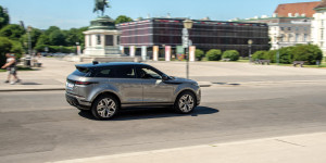 Beitragsbild des Blogbeitrags Der Land Rover Range Rover Evoque R-Dynamic SE P300e AWD im Test! 