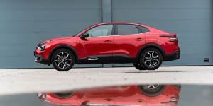 Beitragsbild des Blogbeitrags Der 2023 Citroën ë-C4 X Shine Pack im Test!