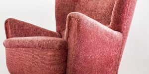 Beitragsbild des Blogbeitrags DIY Leseecke Projekt – Vintage Liebe Sessel in Altrosa, Regal und Dekoration 
