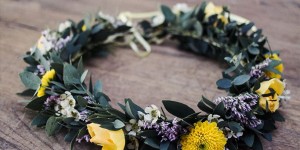 Beitragsbild des Blogbeitrags Crafttours ein Tag mit Blumen DIY – Lerne einen Blumenkranz zu machen! Anleitung