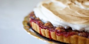 Beitragsbild des Blogbeitrags Kriecherltarte mit Baiserhaube | Triumph über den Mürbteig.