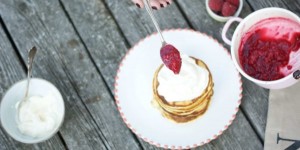 Beitragsbild des Blogbeitrags Orangenblütenpancakes mit Himbeeren & Frischkäsecreme | Machs gut, Sommer!