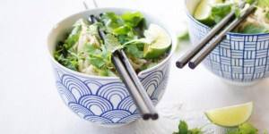 Beitragsbild des Blogbeitrags Asiatische Sesamnudeln mit Koriander | das schaffst du unter 30 Minuten!
