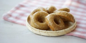 Beitragsbild des Blogbeitrags Kürbisdonuts mit Ahornsirup-Guss | Donuts gegen alle möglichen Gemütszustände.