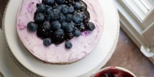 Beitragsbild des Blogbeitrags No-bake Cheesecake mit Heidelbeeren | Von Kühlschrankkuchen und Sommermädchen. 