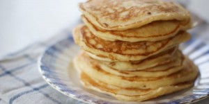 Beitragsbild des Blogbeitrags Fluffige Pancakes mit griechischem Jogurt | 146 Kilometer Sehnsucht. 