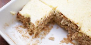 Beitragsbild des Blogbeitrags Zucchinikuchen mit Ananas & Frischkäse-Glasur | ein Guide für alle, die mit Zucchini backen.