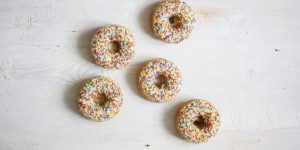 Beitragsbild des Blogbeitrags Haferdonuts mit Sprinkle-Topping | Ich sag nie wieder “Nie wieder”. 