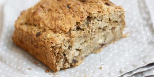 Beitragsbild des Blogbeitrags Hafer-Bananenbrot mit Nüssen | glutenfrei, vegan UND lecker! 