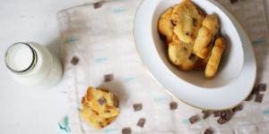 Beitragsbild des Blogbeitrags Schokocookies mit Kokosmehl | glutenfrei, Paleo und frei von raffiniertem Zucker. 