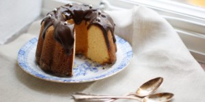 Beitragsbild des Blogbeitrags Sesam-Gugelhupf mit Kondensmilch | eine Kondensmilch-Schwärmerei.