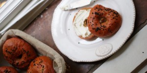 Beitragsbild des Blogbeitrags Rote Bete-Bagels | Rubine im Brotkorb. 