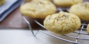 Beitragsbild des Blogbeitrags Zitronencookies mit Mohn | die Wunderwuzzis unter den Keksen.