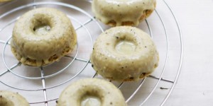Beitragsbild des Blogbeitrags Matcha Latte Donuts | + ein paar Facts über den gemahlenen Grüntee. 