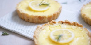 Beitragsbild des Blogbeitrags Zitronen-Tartelettes mit Rosmarin-Boden | … bis der Endboss kommt.