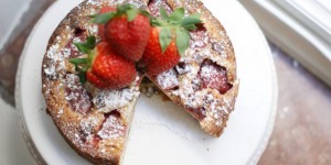 Beitragsbild des Blogbeitrags Chocolate Chip Cookie-Kuchen mit Erdbeeren | Für den Fall, dass du dich nicht entscheiden kannst. 