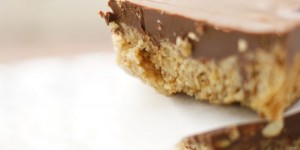 Beitragsbild des Blogbeitrags Schoko-Erdnussbutter-Schnitten | Mein lang gehütetes Geheimrezept.