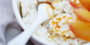 Beitragsbild des Blogbeitrags Milchreis mit pochierten Honig-Pfirsichen | von Sommergefühlen und Milchreis-Analogien.