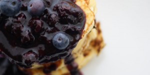 Beitragsbild des Blogbeitrags Glutenfreie Kokospancakes mit Blaubeersauce | und paleo noch dazu. Ist aber wurscht. 