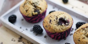 Beitragsbild des Blogbeitrags Brombeer-Schoko-Muffins | verpackt in pornöse Muffinpapierln.