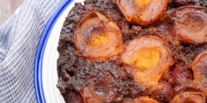 Beitragsbild des Blogbeitrags Upside-Down-Marillenkuchen mit Himbeeren | der hässlichste Kuchen der Welt.
