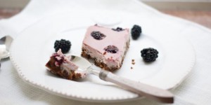 Beitragsbild des Blogbeitrags Fruchtzwerg-Cheesecake mit Brombeeren | ein Kuchen mit vielen Namen. 