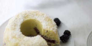 Beitragsbild des Blogbeitrags Brombeer-Marmorkuchen mit Kokos | fruchtige Variante des Klassikers. 