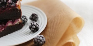 Beitragsbild des Blogbeitrags Cheesecake-Brownies mit Brombeeren | deine tägliche Kalorien-Investition.