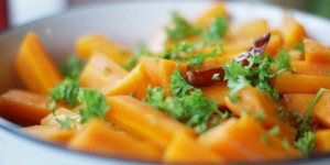 Beitragsbild des Blogbeitrags Orientalischer Karottensalat | die gebratene Variante.