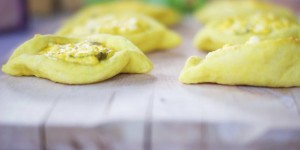 Beitragsbild des Blogbeitrags Fatair mit Feta und Basilikum | Finale meiner Mezzeserie.