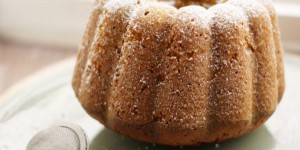 Beitragsbild des Blogbeitrags Kürbisgugelhupf mit Whiskey & brauner Butter | untrennbar mit dem Herbst verbunden.