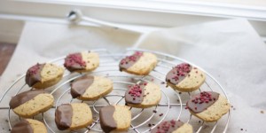Beitragsbild des Blogbeitrags Pekannuss-Cookies mit Datteln | + ein paar Worte zu Backpulver und Natron.