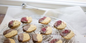 Beitragsbild des Blogbeitrags Pekannuss-Cookies mit Datteln |  + ein paar Worte zu Backpulver und Natron. 