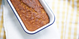 Beitragsbild des Blogbeitrags Karottenkuchen mit Apfel | die leichte Variante ohne Fett.