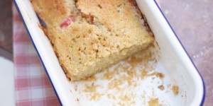 Beitragsbild des Blogbeitrags Rhabarberkuchen mit Mandeln | ein Kuchenmärchen. 