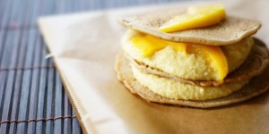 Beitragsbild des Blogbeitrags [Vegane Pancakes mit Mango-Mandelcreme] – ein Brief an Conny 