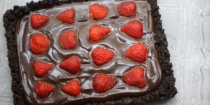Beitragsbild des Blogbeitrags Schoko-Erdbeer-Tarte mit Oreoboden | Sommerkuchen ohne Backen 