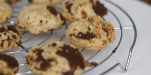 Beitragsbild des Blogbeitrags Chocolate Chip Cookies mit kandierten Walnüssen | für Sommer-Rebellen. 