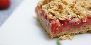 Beitragsbild des Blogbeitrags Erdbeer-Rhabarber-Haferschnitten | Dein perfekter Start in den Sommer.