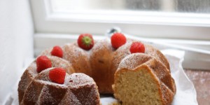 Beitragsbild des Blogbeitrags Kokosgugelhupf mit Erdbeeren | Wie Rezepte bei mir entstehen.