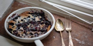Beitragsbild des Blogbeitrags Dutch Baby mit Heidelbeeren | Frühstücksmotivation fürs Wochenende.