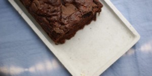 Beitragsbild des Blogbeitrags Veganes Bananenbrot mit Schokolade | so schokoladig, ohne vegan zu schmecken.