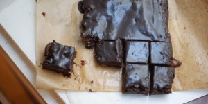 Beitragsbild des Blogbeitrags Roh-vegane Brownies mit Schokoglasur | super sticky, super süß und so gesund.