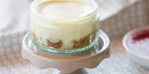 Beitragsbild des Blogbeitrags Chai-Cheesecakes mit Himbeersauce im Glas | ein Beziehungs-Update. 